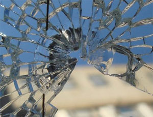«Достали приезжие»: житель Севастополя выбил окно в здании правительства