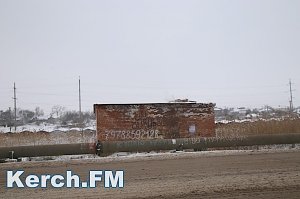 В Керчи горело нежилое здание рядом с железной дорогой и теплотрассой