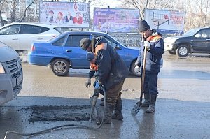 Симферопольские дорожники вышли на ремонт проезжей части – самые большие ямы обещают устранить за две недели