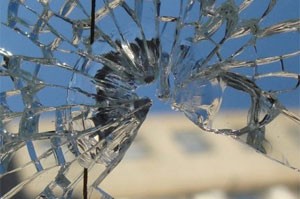 Житель Севастополя выбил окно в здании правительства