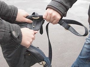 В Керчи поймали грабителей, какие вырвали сумку у женщины