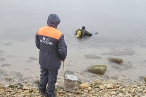 Водолазы МЧС России Севастополя обследуют морское дно в местах, где будут проводиться Крещенские купания