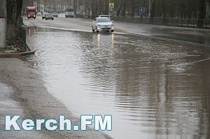 В Керчи дорожная служба во время ремонта забила ливневку мусором