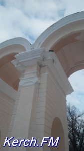 В Керчи начала осыпаться арка, отремонтированная за полмиллиона