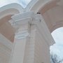 В Керчи начала осыпаться арка, отремонтированная за полмиллиона