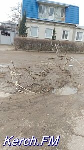 Из-за ямы водоканала водителям приходится ездить по «встречке»