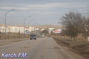 В Керчи отремонтировали одни ямы на дороге, тем не менее рядом оставили другие