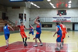 Участники из Ялты и Керчи продолжают возглавлять два дивизиона чемпионата Крыма по баскетболу между мужских команд