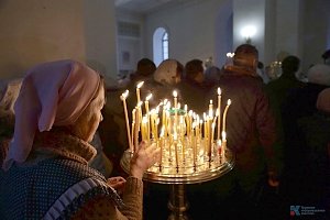 В Александро-Невском соборе прошла праздничная Крещенская служба