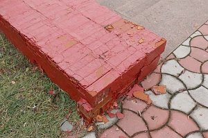Власти Керчи выделят 3 млн руб на ремонт разрушающейся стены из красного кирпича в центре города