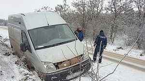 За сутки спасатели «КРЫМ-СПАС» четыре раза помогали автомобилистам