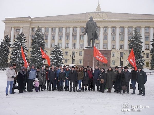 Прошло возложение цветов к памятнику В.И. Ленину на одноименной площади Липецка