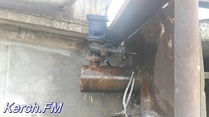В Керчи под Аршинцевским мостом течет водопроводная труба