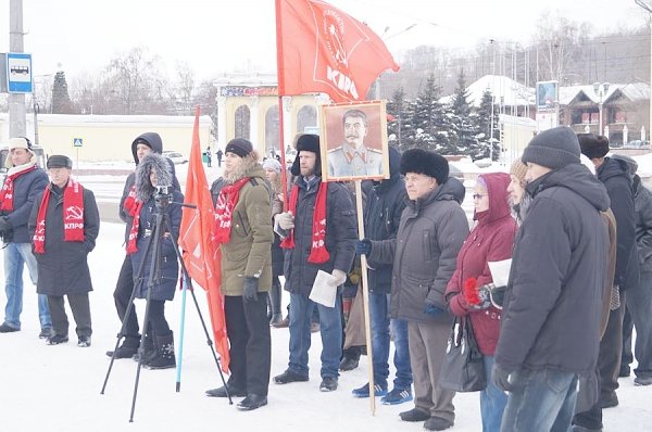 В Кемеровской области в день памяти Владимира Ильича Ленина прошли митинги, пикеты и возложения