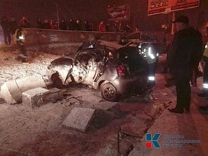 В ночное время в Крыму о бетонное ограждение разбился автомобиль. Два человека погибли