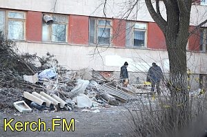 Двор керченской горбольницы завален строительным мусором