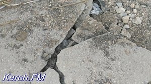 В Керчи на ул. 23 Мая яму на дороге закрыли куском разбитого асфальта