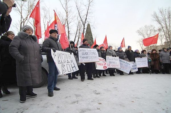 Жители Хакасии на митинге потребовали отставки главы республики Зимина