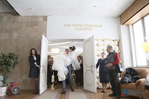 Новый ЗАГС в столице Крыма открыл свои двери для молодоженов