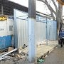 Владелец микрорынка на симферопольской улице Козлова самостоятельно демонтировал часть торговых объектов после года судебных тяжб