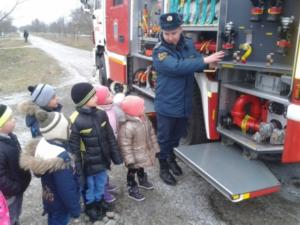 Сотрудники МЧС учат крымских школьников противопожарной безопасности