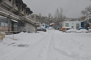 Власти Ялты просят граждан из-за сильного снегопада воздержаться от поездок на автотранспорте без острой необходимости