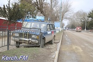 В Керчи «ВАЗ» снес дорожный знак и врезался в забор