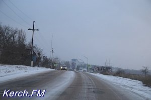 В Керчи на дорогах посыпали только пешеходные переходы