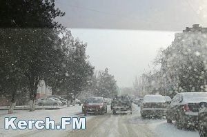 В Керчи автомобильные дороги посыпали частично