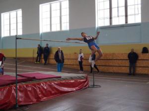 Крымские легкоатлеты бегали и прыгали на соревнованиях в помещении
