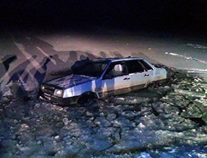 На Симферопольском водохранилище под лед провалилась машина