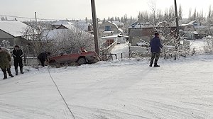 В Белогорске из-за гололеда ВАЗ оказался в кювете