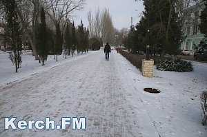 Керчане жалуются на открытый люк около здания городского совета