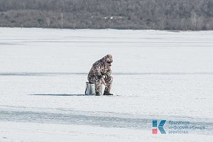 На столичном водохранилище рыбаки буквально ходят по тонкому льду