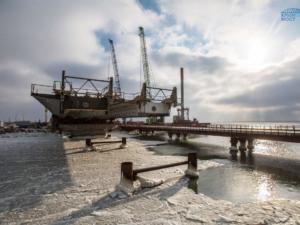 Строители сооружают морские пролеты моста в Крым