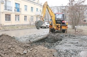 В Керчи на улице Свердлова заменили кусок водопроводной трубы