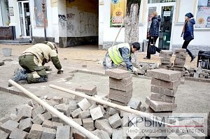 Подрядчик реконструкции центральных улиц Симферополя приступил к замене плитки на трёх участках