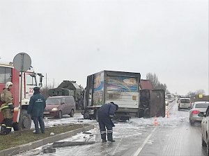 Два грузовика сгорели в результате столкновения на въезде в Евпаторию