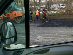 Глава Крыма просит прокуратуру разобраться, почему в Белогорском районе асфальт укладывают в лужи