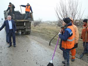 Глава Крыма просит прокуратуру разобраться, почему в Белогорском районе асфальт укладывают в лужи (ОБНОВЛЕНО.ВИДЕО)