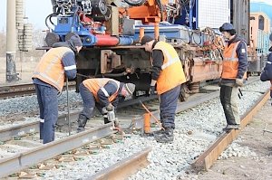 В Крыму железнодорожники приступили к укладке бесстыкового пути