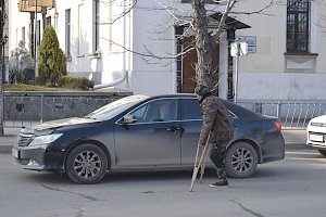 Симферопольские госавтоинспекторы в прошлом году наказали штрафом почти 60 дорожных попрошаек, которыми оказались россияне, украинцы и молдаване