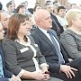 Первый вице-спикер крымского парламента Наталья Маленко поздравила коллектив главной воздушной гавани республики с профессиональным праздником
