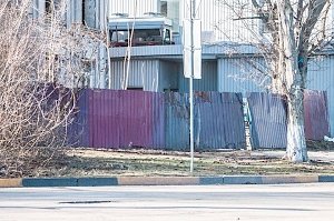 В Керчи собственнику пришлось закрашивать надписи на заборе