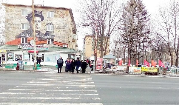 Приморский край. Пикетом против повышения тарифов на услуги ЖКХ коммунисты города Артема дали старт масштабным мероприятиям в честь 100-летия Великого Октября