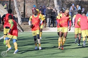 Камерунцы в мороз постарались дать бой симферопольским футболистам