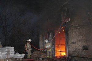 Крымские огнеборцы ликвидировали пожар на строительном складе в столице Крыма