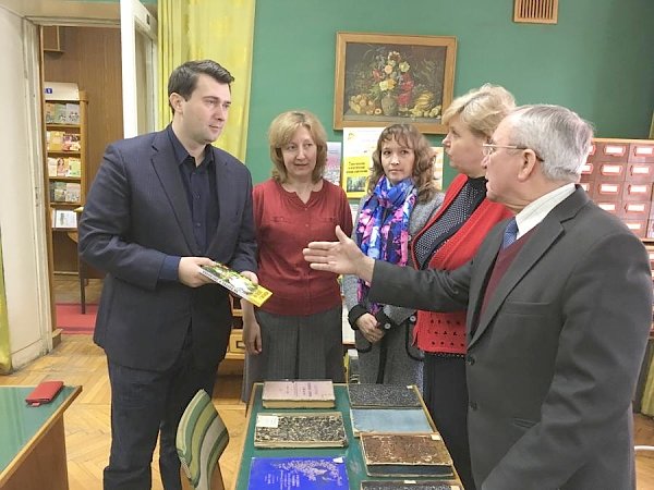 Олег Лебедев посетил Рязанскую область и подарил книги лидера КПРФ "На пасеке у Зюганова" библиотеке НИИ пчеловодства