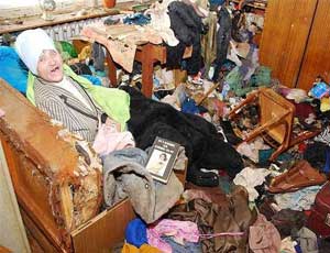 Крымчанка создала в Феодосии личное «царство мусора»: коммунальщики вывозят накопленный хлам КАМАЗами