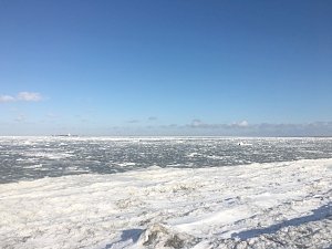 На Керченский мост для помощи строителям пришел буксир-ледокол